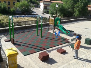 Instalando el nuevo parque infantil