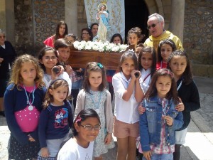 Niños y niñas preparados para la procesión con la Virgen a finales del Mayo de 2014